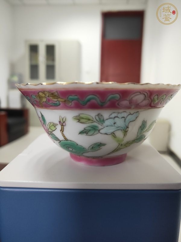 古玩陶瓷粉彩花卉鳳紋葵口茶碗真品鑒賞圖