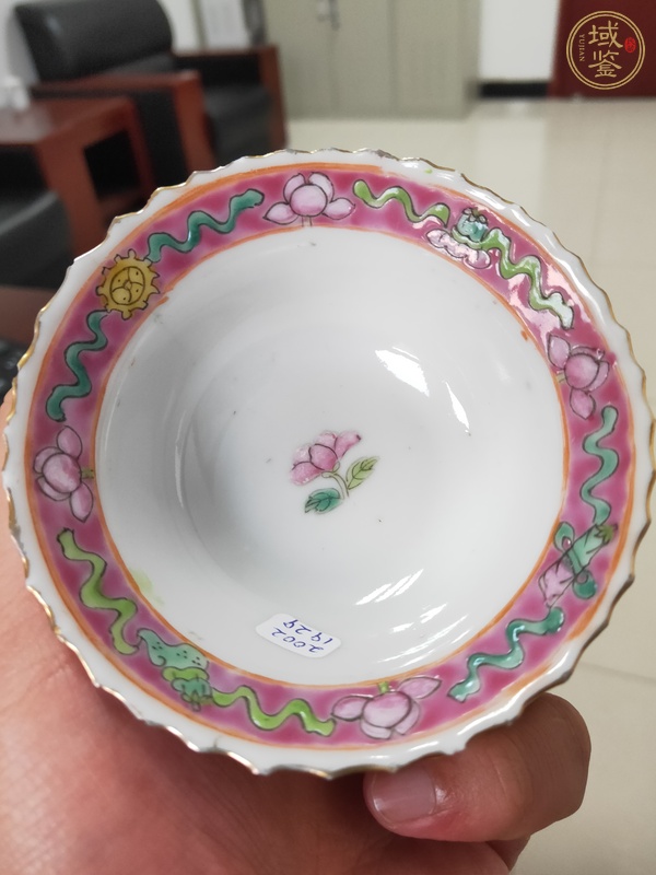 古玩陶瓷粉彩花卉鳳紋葵口茶碗真品鑒賞圖