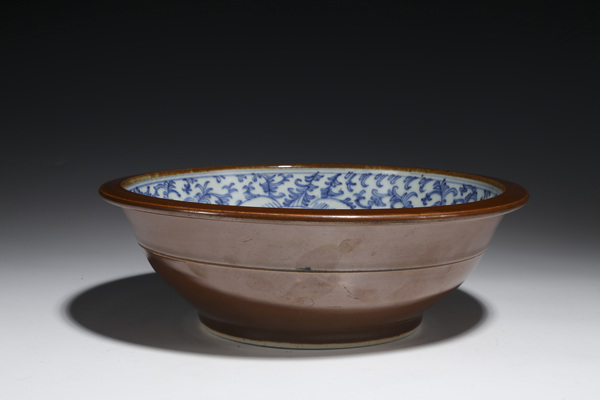 古玩陶瓷清中·外醬釉內(nèi)青花牡丹花錢紋折沿盆拍賣,當(dāng)前價(jià)格8000元