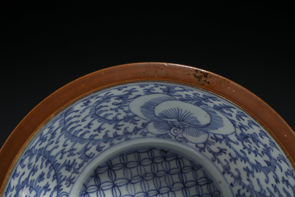 古玩陶瓷清中·外醬釉內(nèi)青花牡丹花錢紋折沿盆拍賣,當(dāng)前價(jià)格8000元