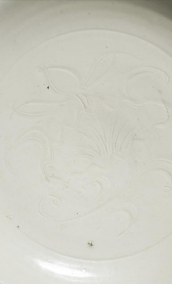 古玩陶瓷宋金時期定窯刻蓮紋大盤(五大名窯)拍賣,當前價格88000元