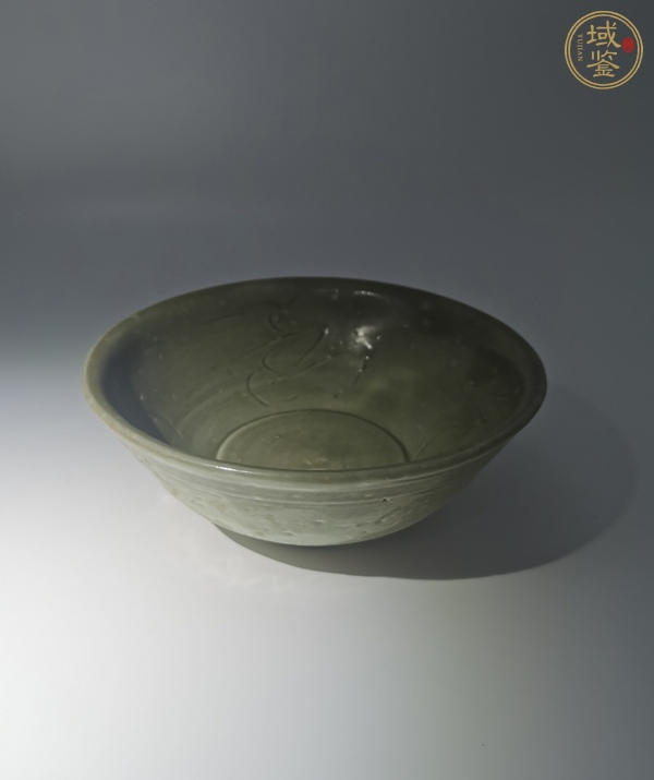 古玩陶瓷越窯系青瓷刻云氣紋茶碗真品鑒賞圖