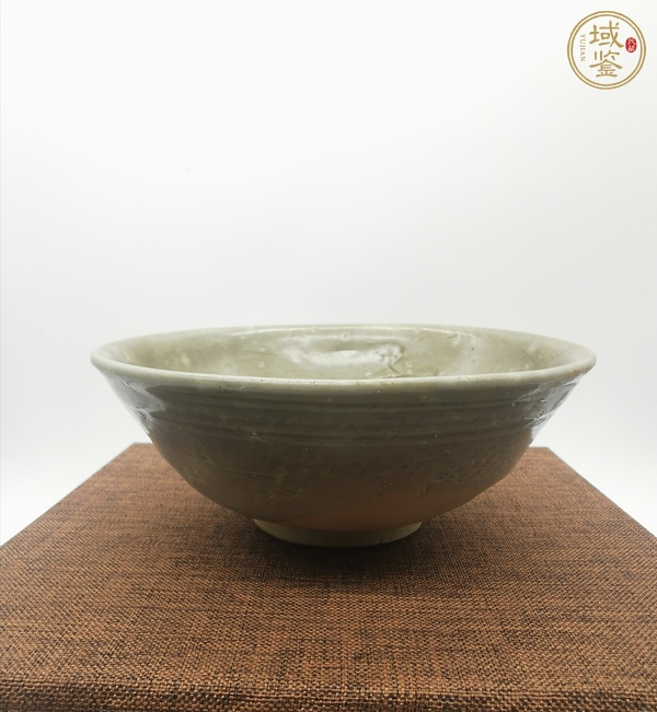 古玩陶瓷越窯系青瓷刻云氣紋茶碗真品鑒賞圖