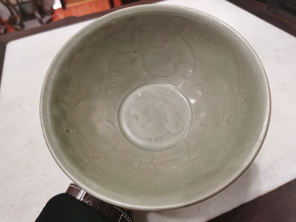 古玩轉賣南宋龍泉窯青釉暗刻水波紋碗拍賣,當前價格0元