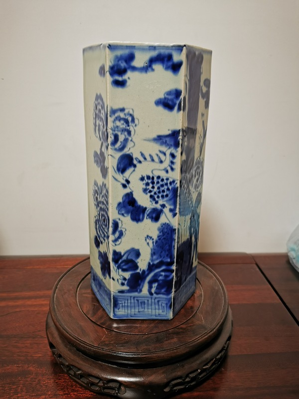 古玩轉賣《官窯之家》青花鳳凰牡丹花卉紋六方帽筒拍賣，當前價格400元