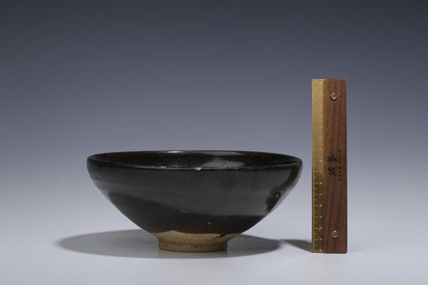 古玩陶瓷宋元·耀州窯窯變黑釉點彩碗拍賣,當(dāng)前價格5666元