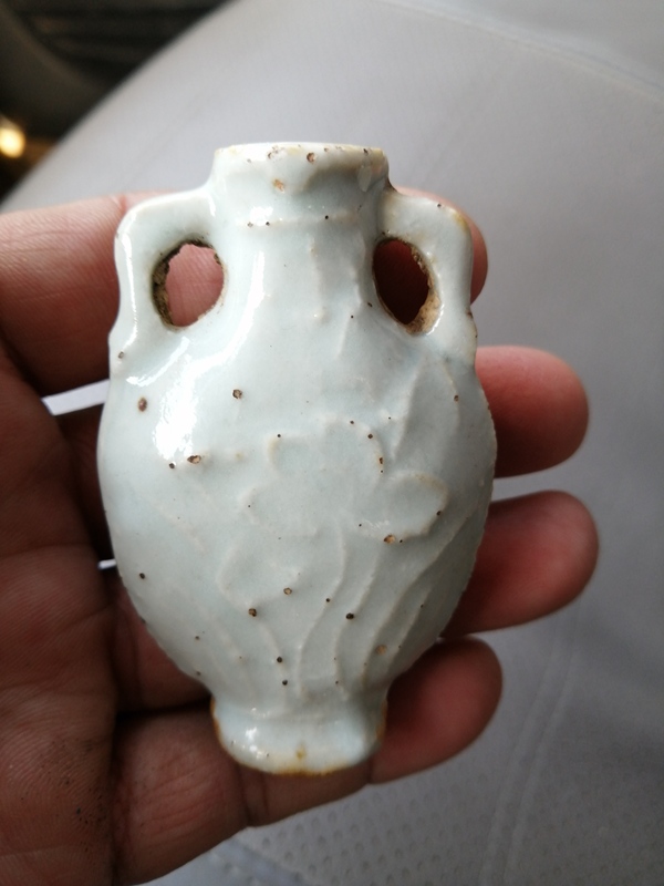 古玩陶瓷雙綬帶耳一束蓮淺浮雕白釉鼻煙壺拍賣，當前價格1999元
