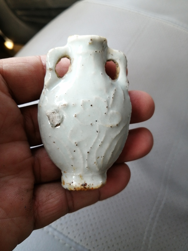 古玩陶瓷雙綬帶耳一束蓮淺浮雕白釉鼻煙壺拍賣，當前價格1999元