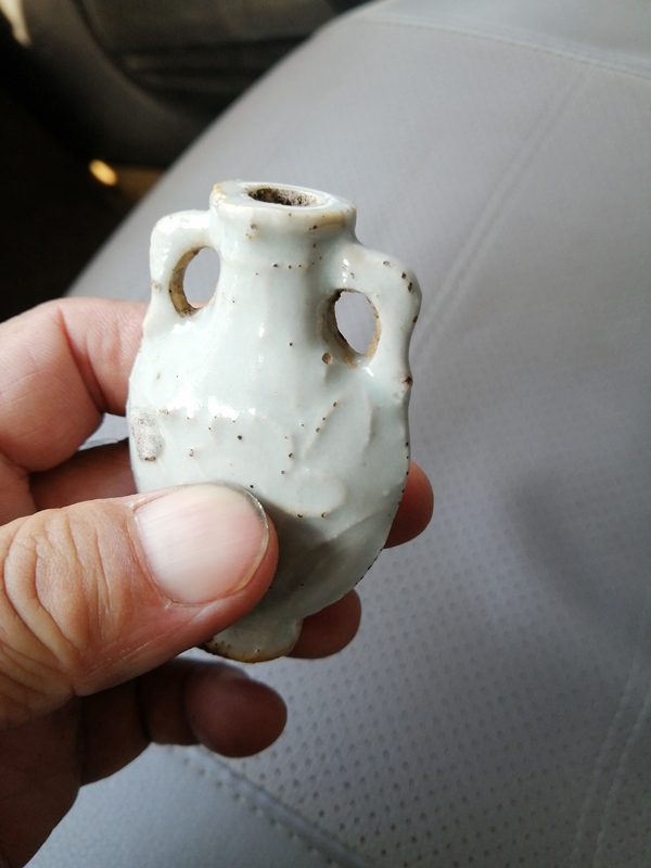 古玩陶瓷雙綬帶耳一束蓮淺浮雕白釉鼻煙壺拍賣，當前價格1999元