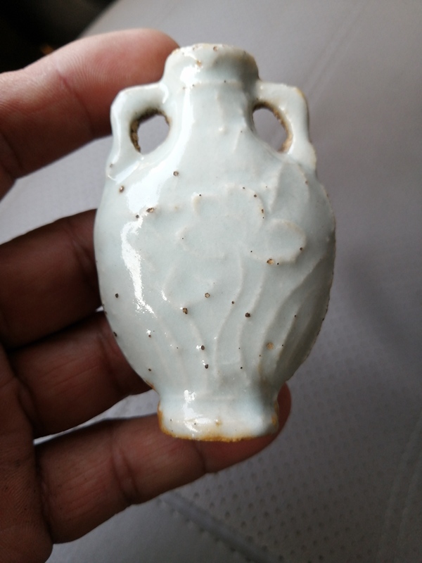 古玩陶瓷雙綬帶耳一束蓮淺浮雕白釉鼻煙壺拍賣，當前價格1999元