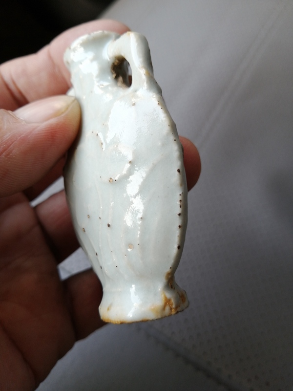 古玩陶瓷雙綬帶耳一束蓮淺浮雕白釉鼻煙壺拍賣，當前價格1999元