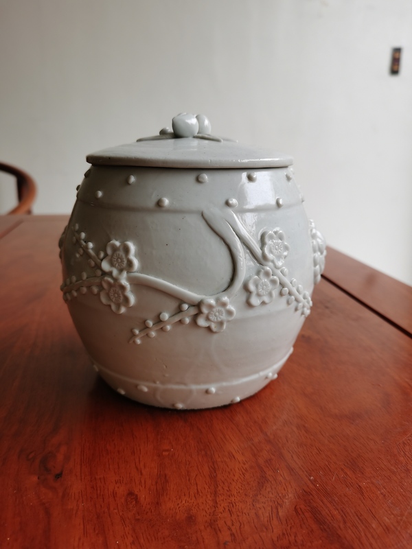 古玩陶瓷白釉梅花紋獅頭蓋罐拍賣,當前價格1698元