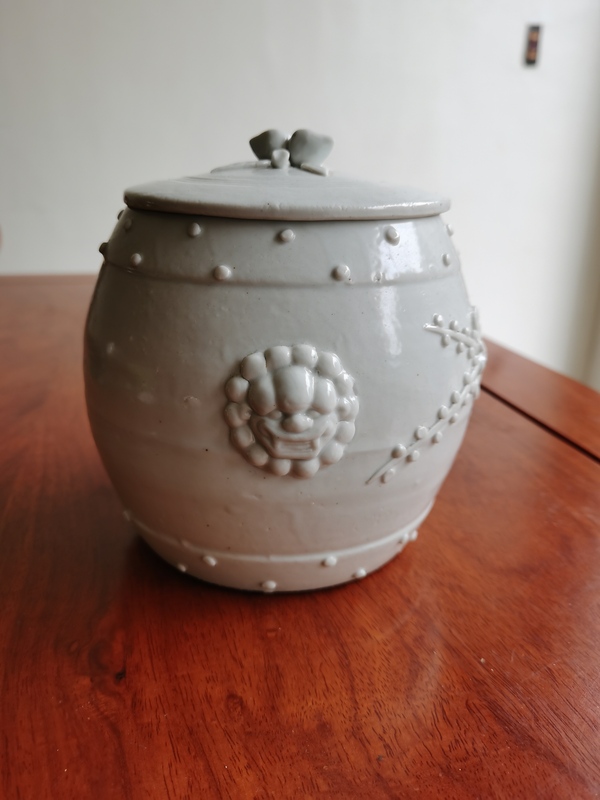 古玩陶瓷白釉梅花紋獅頭蓋罐拍賣,當前價格1698元
