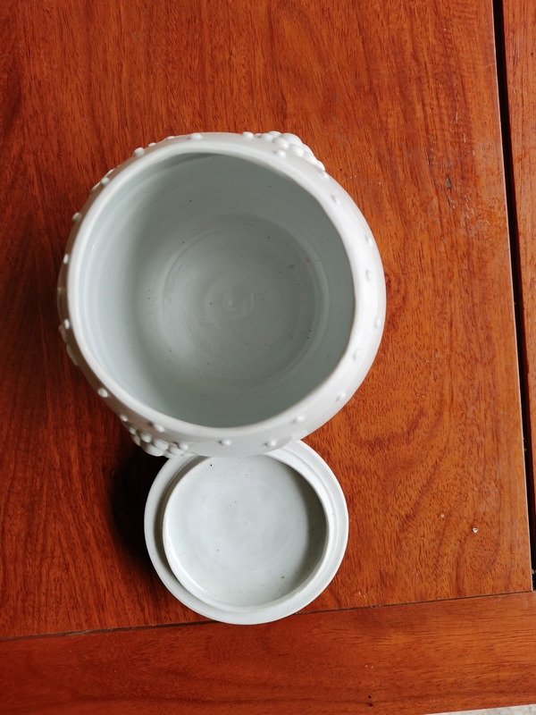 古玩陶瓷白釉梅花紋獅頭蓋罐拍賣,當前價格1698元