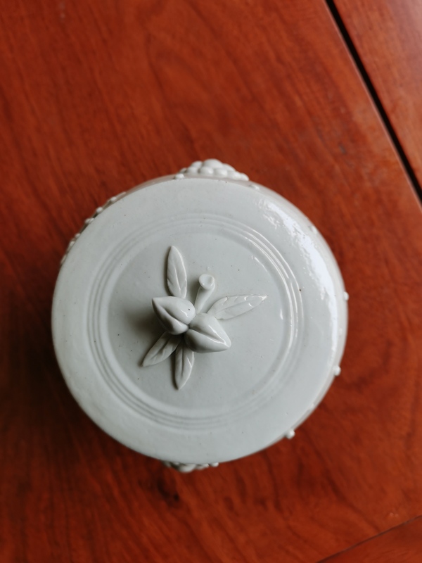 古玩陶瓷白釉梅花紋獅頭蓋罐拍賣,當前價格1698元
