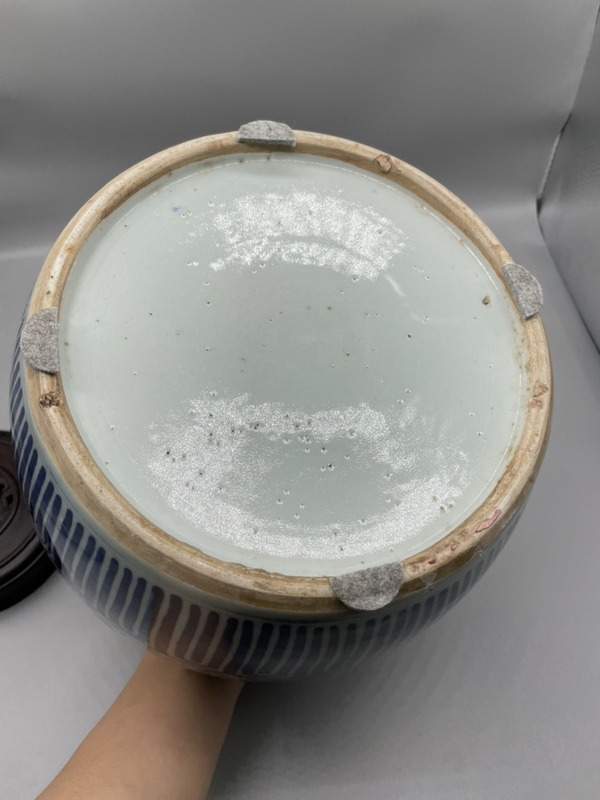 古玩陶瓷點擊頭像看更多   大號清中期纏枝蓮紋大罐（帶蓋）拍賣，當(dāng)前價格500元