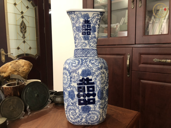 古玩陶瓷纏枝花囍字紋青花瓶真品鑒賞圖