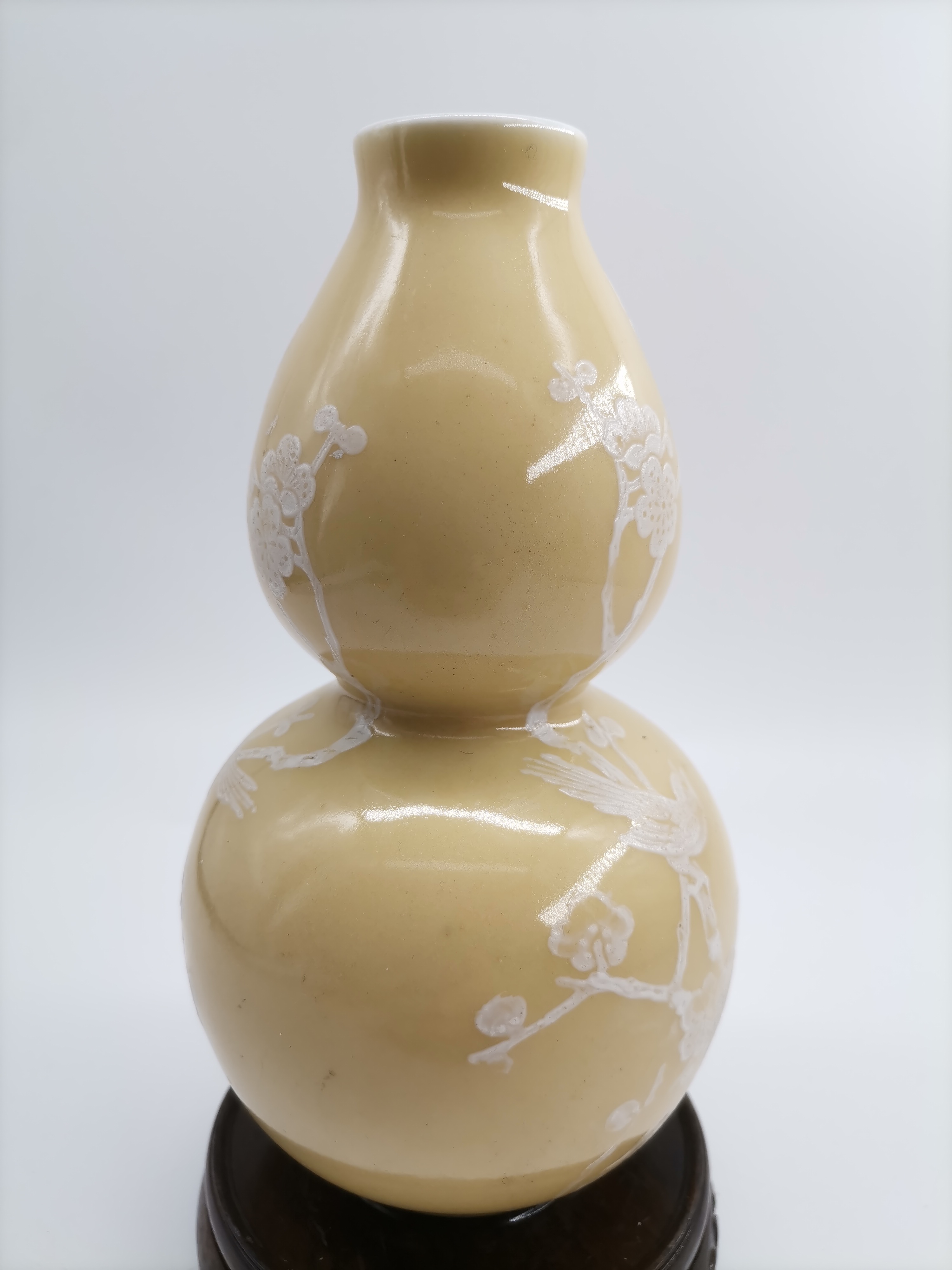 中国美術古玩米黄釉堆白花鳥花瓶景德鎭製-