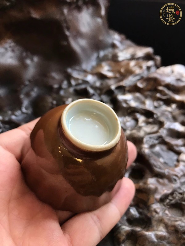 古玩陶瓷龍紋粉彩醬釉花口杯真品鑒賞圖