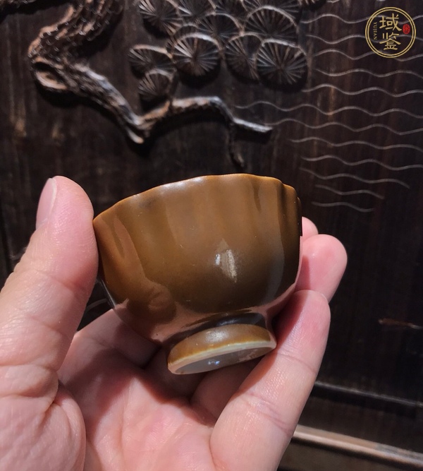 古玩陶瓷龍紋粉彩醬釉花口杯真品鑒賞圖