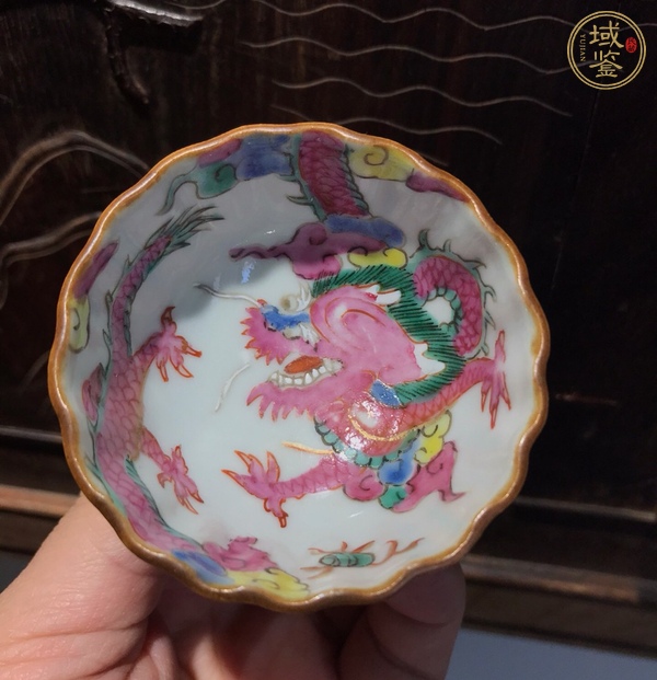 古玩陶瓷龍紋粉彩醬釉花口杯真品鑒賞圖