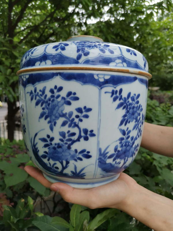 古玩陶瓷【*2385】清康熙 青花上下六開光花卉紋蓋缸拍賣,當前價格25000元