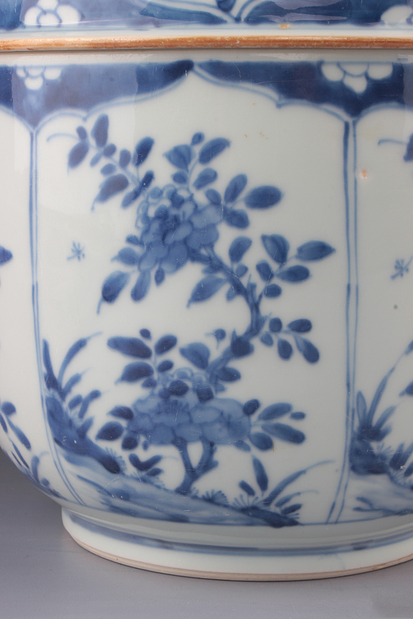 古玩陶瓷【*2385】清康熙 青花上下六開光花卉紋蓋缸拍賣,當前價格25000元