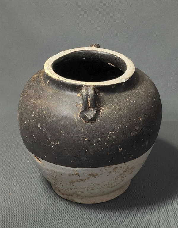 古玩陶瓷唐代鞏縣窯黑釉雙系罐(館藏精品)拍賣,當前價格12000元