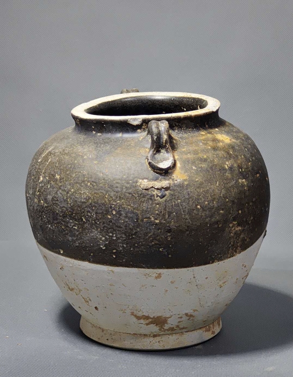 古玩陶瓷唐代鞏縣窯黑釉雙系罐(館藏精品)拍賣,當前價格12000元