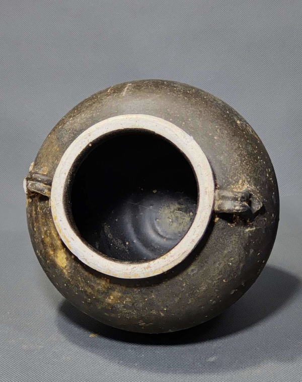 古玩陶瓷唐代鞏縣窯黑釉雙系罐(館藏精品)拍賣,當前價格12000元