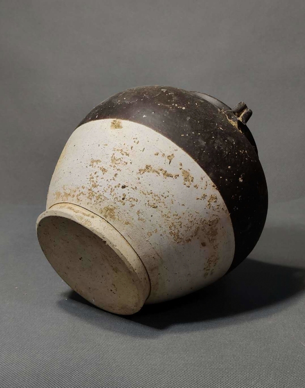 古玩陶瓷唐代鞏縣窯黑釉雙系罐(館藏精品)拍賣,當前價格12000元