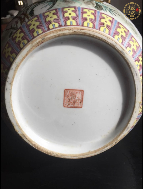 古玩陶瓷粉彩孔雀紋天球瓶真品鑒賞圖