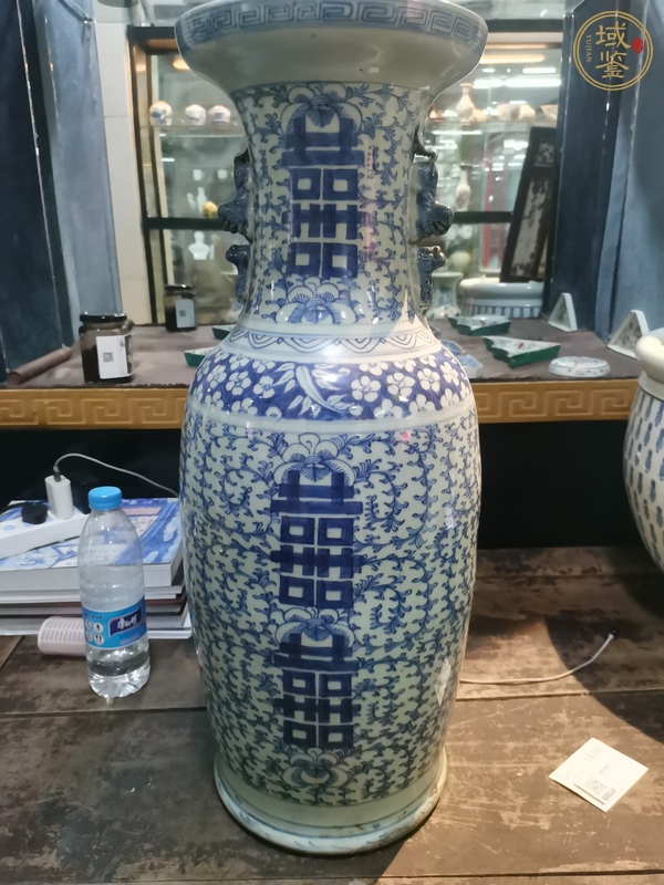 古玩陶瓷纏枝花囍字紋青花瓶真品鑒賞圖