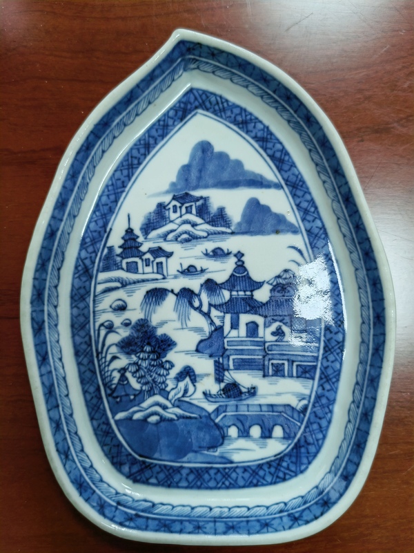 古玩陶瓷清中期—青花山水亭臺(tái)樓閣紋桃型盤拍賣，當(dāng)前價(jià)格2588元