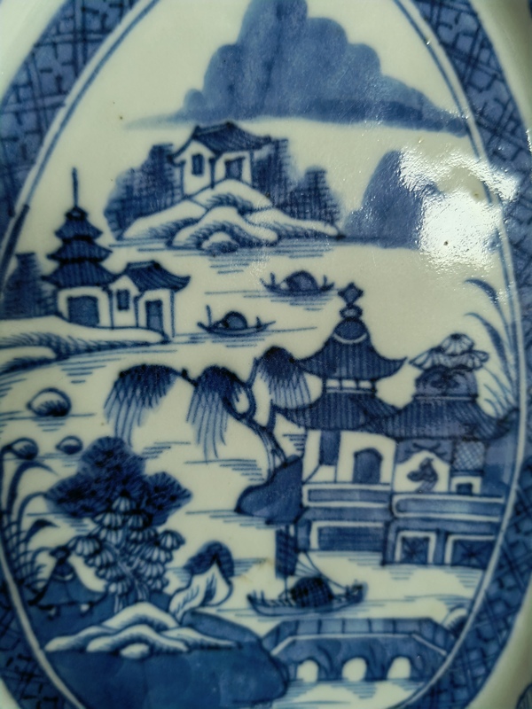 古玩陶瓷清中期—青花山水亭臺(tái)樓閣紋桃型盤拍賣，當(dāng)前價(jià)格2588元