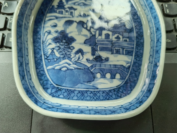 古玩轉(zhuǎn)賣清中期—青花山水亭臺樓閣紋桃型盤拍賣，當(dāng)前價格199元