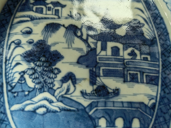 古玩陶瓷清中期—青花山水亭臺(tái)樓閣紋桃型盤拍賣，當(dāng)前價(jià)格2588元