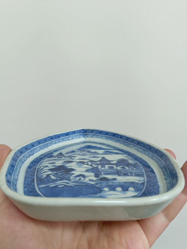 古玩陶瓷清中期—青花山水亭臺(tái)樓閣紋桃型盤拍賣，當(dāng)前價(jià)格2588元