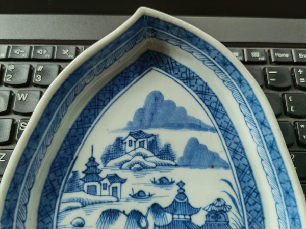 古玩陶瓷清中期—青花山水亭臺(tái)樓閣紋桃型盤拍賣，當(dāng)前價(jià)格2588元