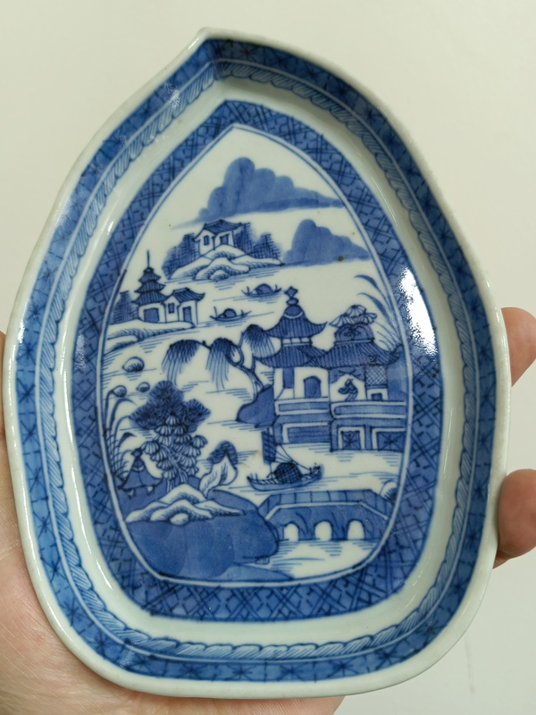 古玩陶瓷清中期—青花山水亭臺(tái)樓閣紋桃型盤拍賣，當(dāng)前價(jià)格2588元