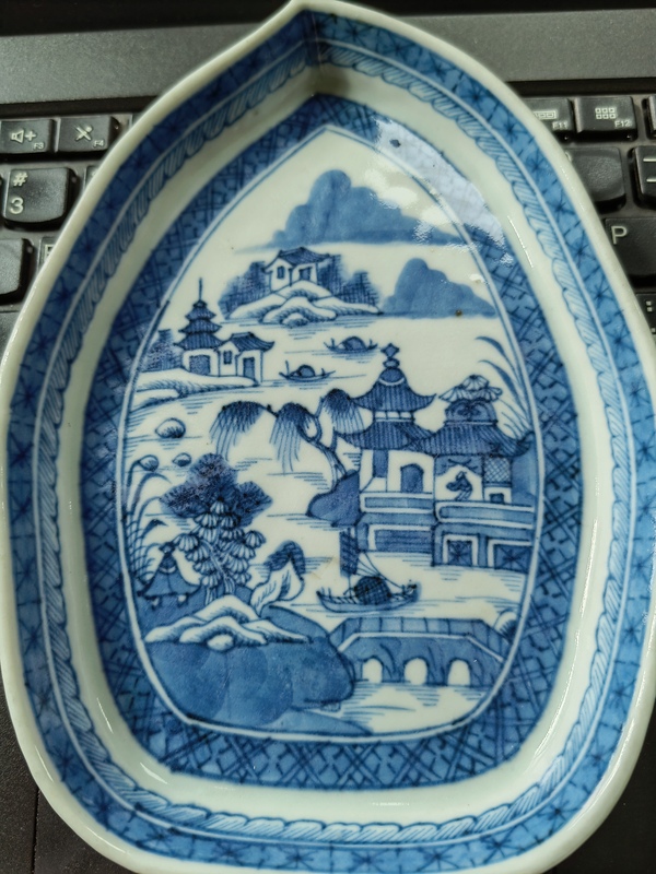 古玩陶瓷清中期—青花山水亭臺(tái)樓閣紋桃型盤拍賣，當(dāng)前價(jià)格2588元