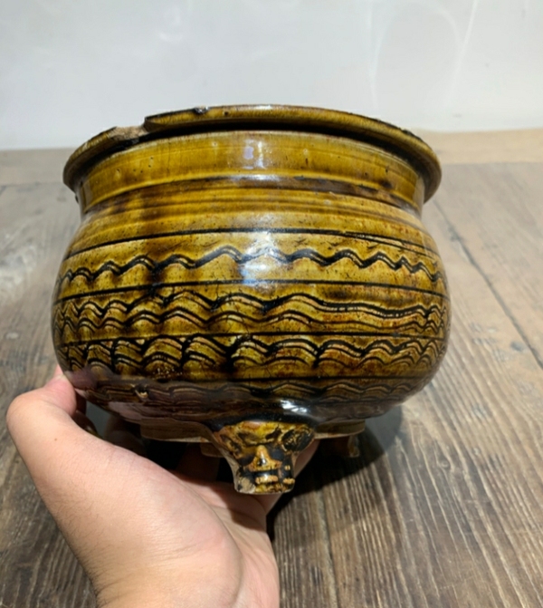 古玩陶瓷黃釉刻花三足爐拍賣,當前價格1698元