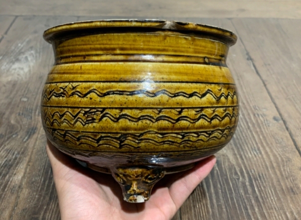 古玩陶瓷黃釉刻花三足爐拍賣,當前價格1698元