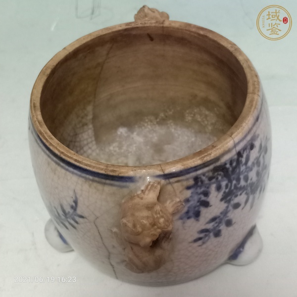 古玩陶瓷青花花卉紋三足爐真品鑒賞圖