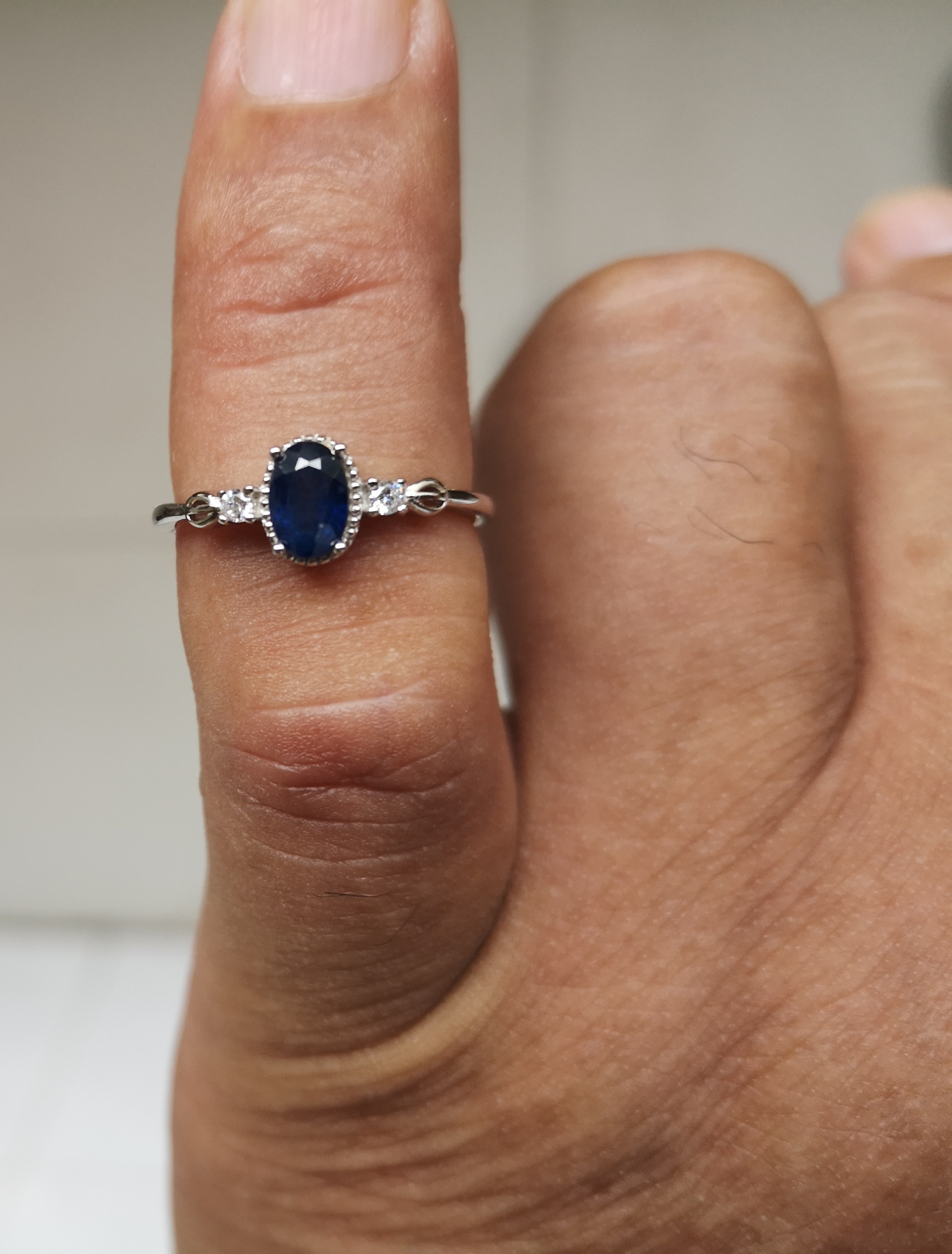 蓝宝石镶嵌戒指