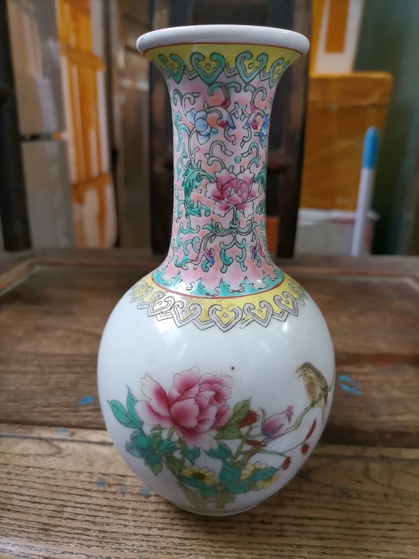 古玩轉(zhuǎn)賣花鳥紋粉彩長頸撇口瓶（已實物鑒真）拍賣，當(dāng)前價格188元