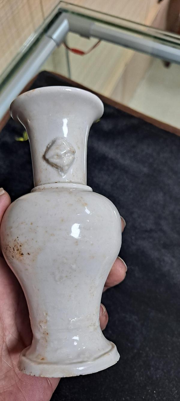 古玩陶瓷明代德化窯堆塑白釉瓶拍賣,當前價格1800元