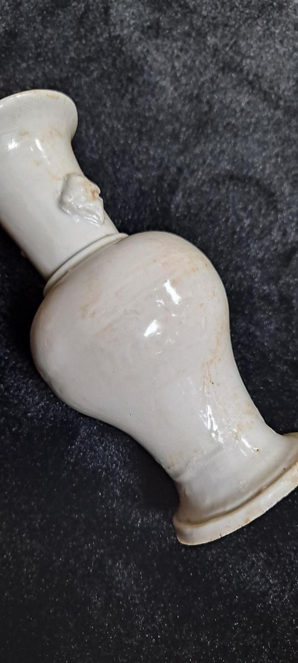 古玩陶瓷明代德化窯堆塑白釉瓶拍賣,當前價格1800元