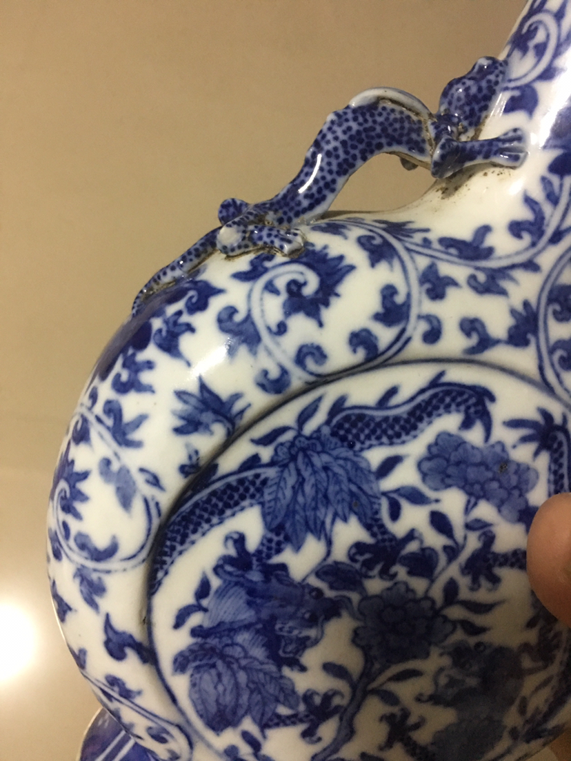 域鉴古玩】青花龙穿花抱月瓶拍卖价格/图片/值多少钱