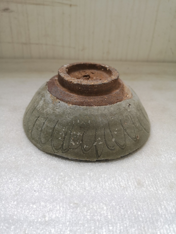 古玩陶瓷龙泉系青瓷刻花碗拍卖，当前价格450元